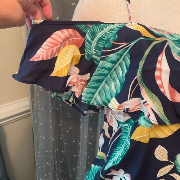 NWOT Old Navy Floral Cold Shoulder Top Sz S - Picture 3 of 9